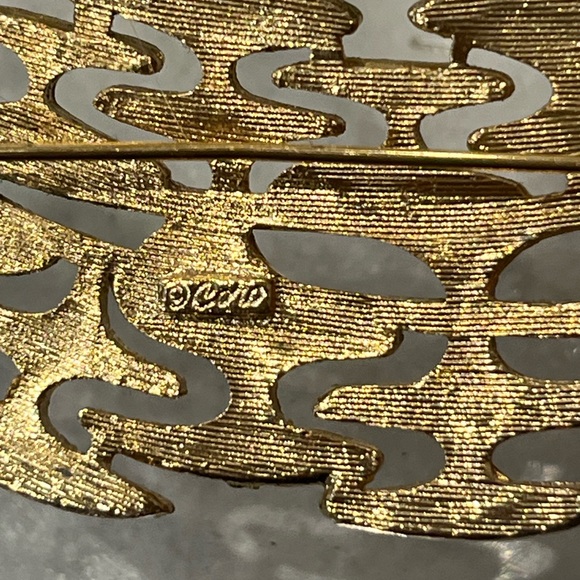 Vintage deco abstract gold tone Coro brooch - Picture 3 of 6